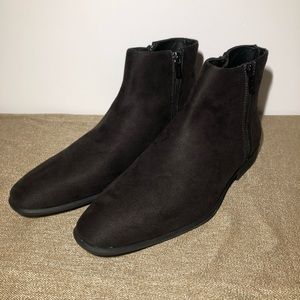 Calvin Klein Chelsea boot size 11 M like new
